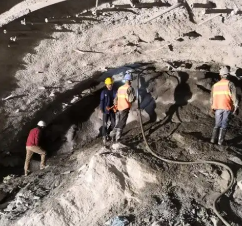 潼关隧道拱顶带模注浆料，微膨胀注浆料的特点及施工工艺